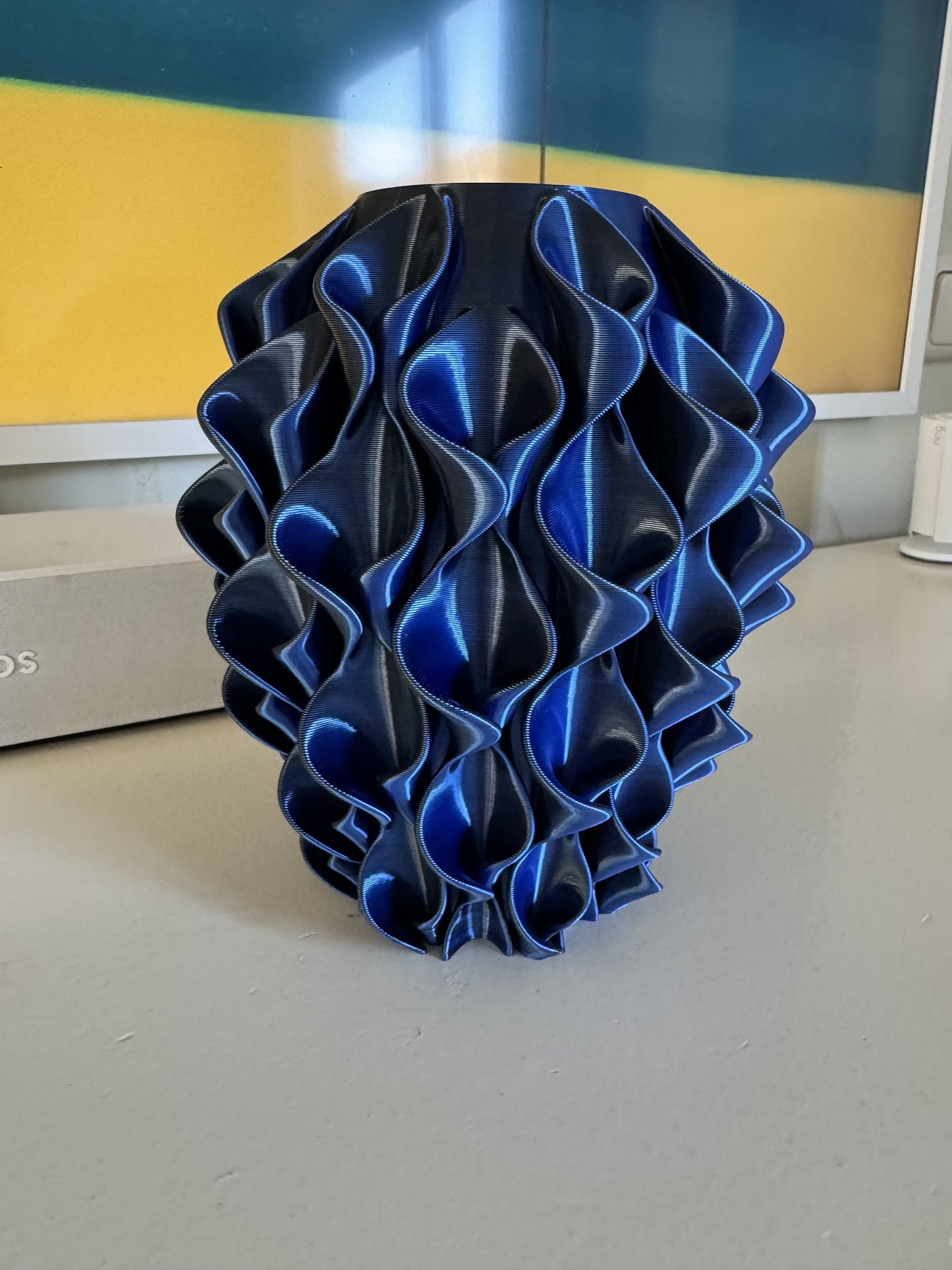 3D-Geprinte Decoratieve Vaas – Organisch Golf Patroon | Diepblauw
