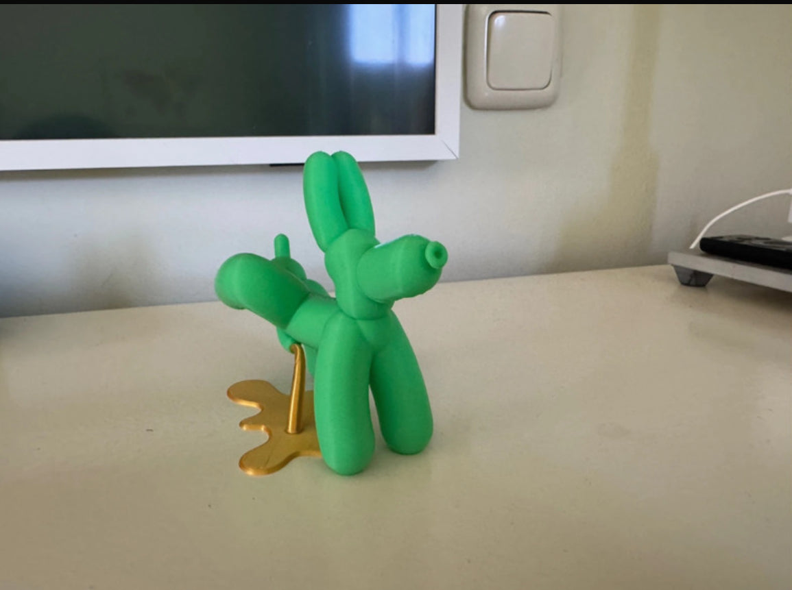 Peeing balloondog