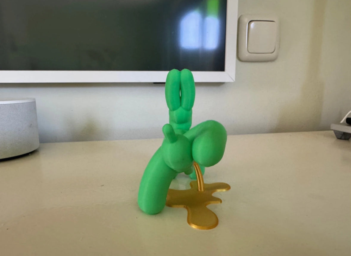 Peeing balloondog