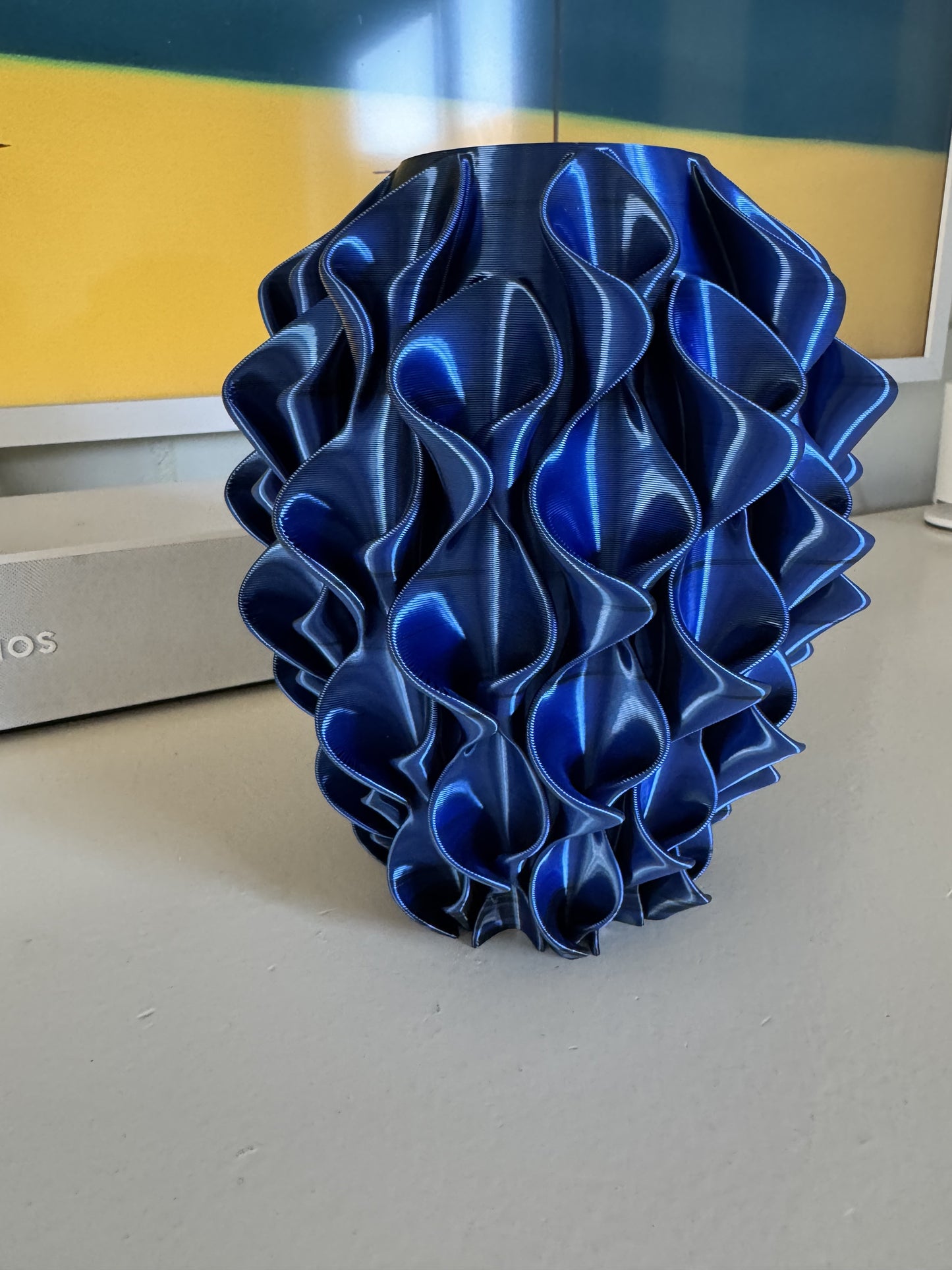 3D-Geprinte Decoratieve Vaas – Organisch Golf Patroon | Diepblauw