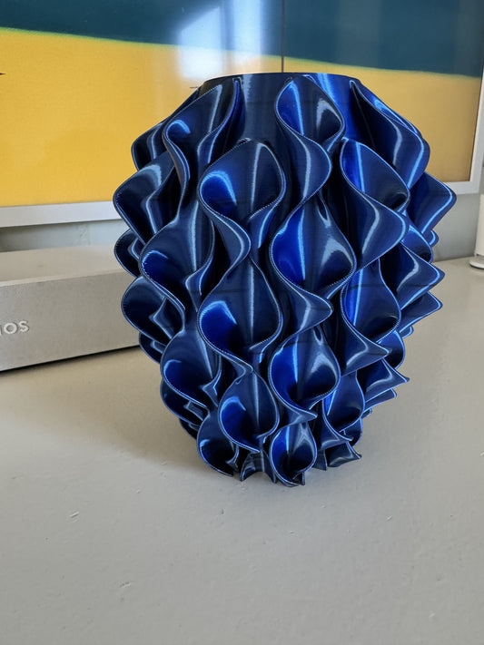 3D-Geprinte Decoratieve Vaas – Organisch Golf Patroon | Diepblauw