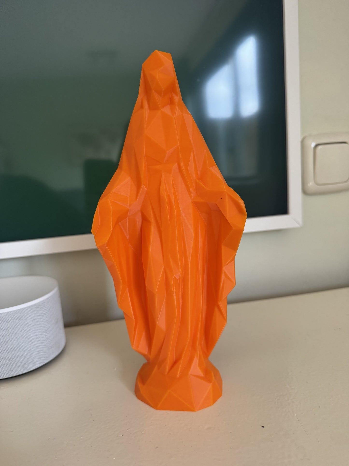 Maria Low Poly – Decoratief Beeldje | Oranje