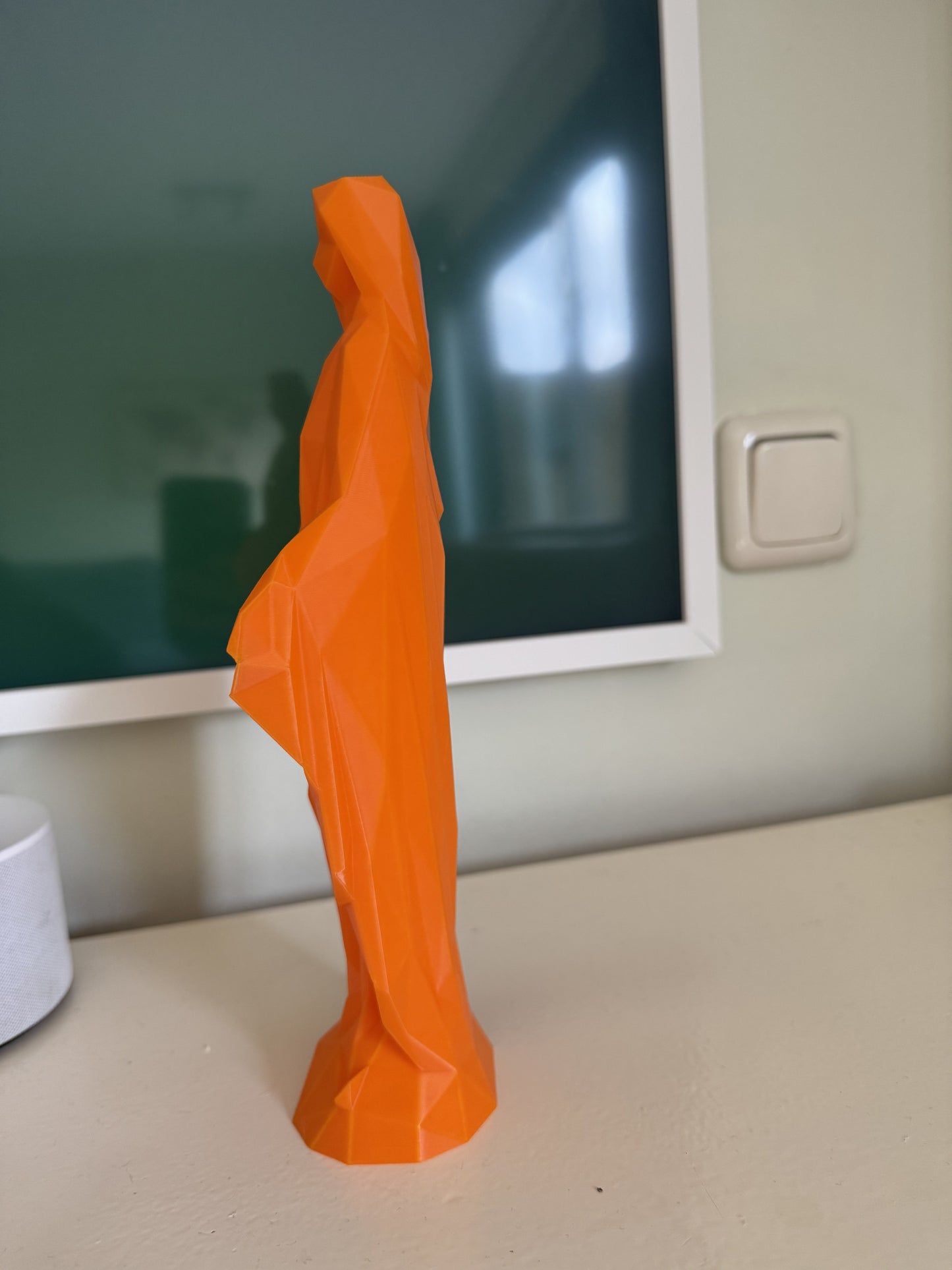 Maria Low Poly – Decoratief Beeldje | Oranje