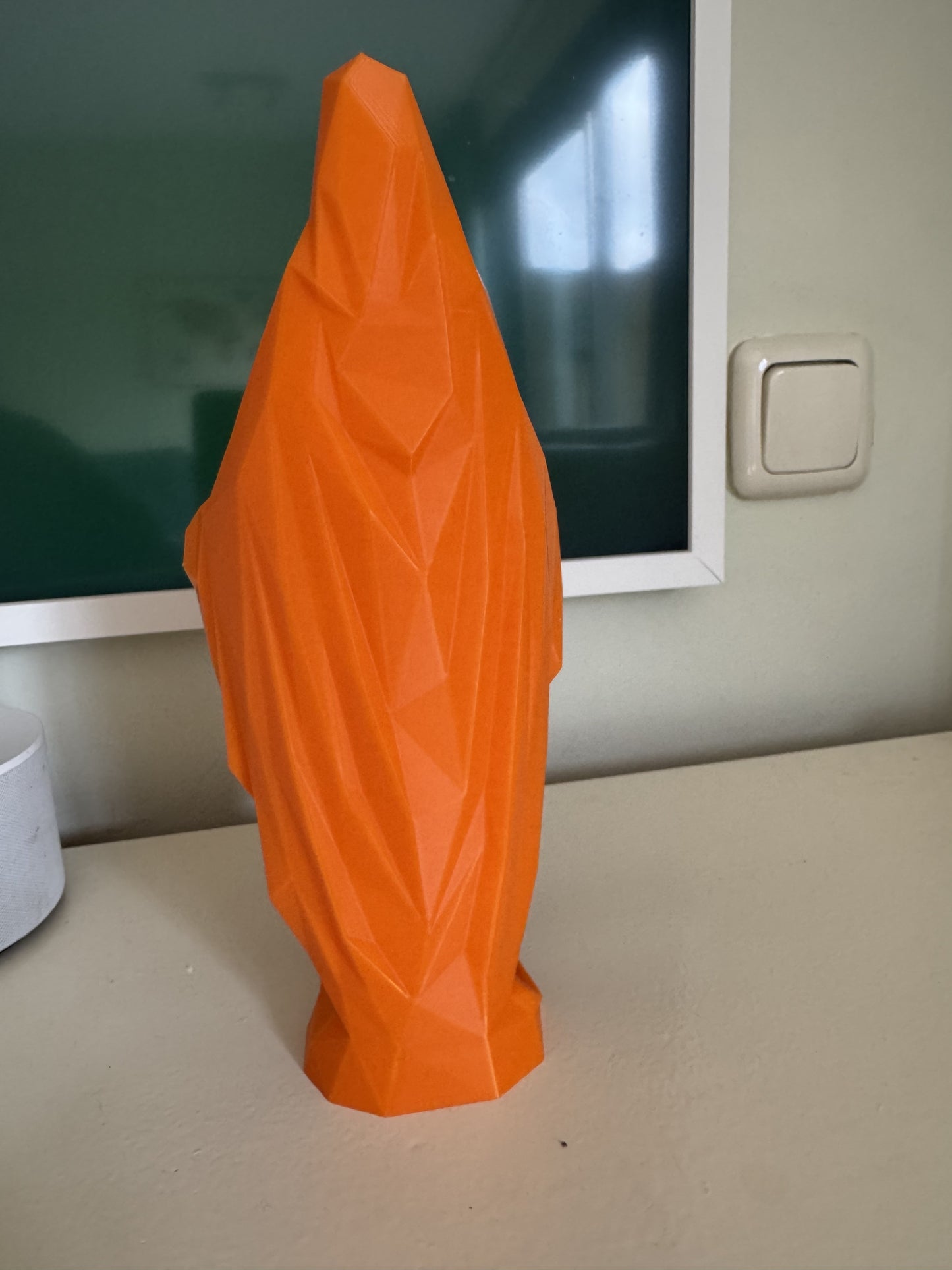 Maria Low Poly – Decoratief Beeldje | Oranje