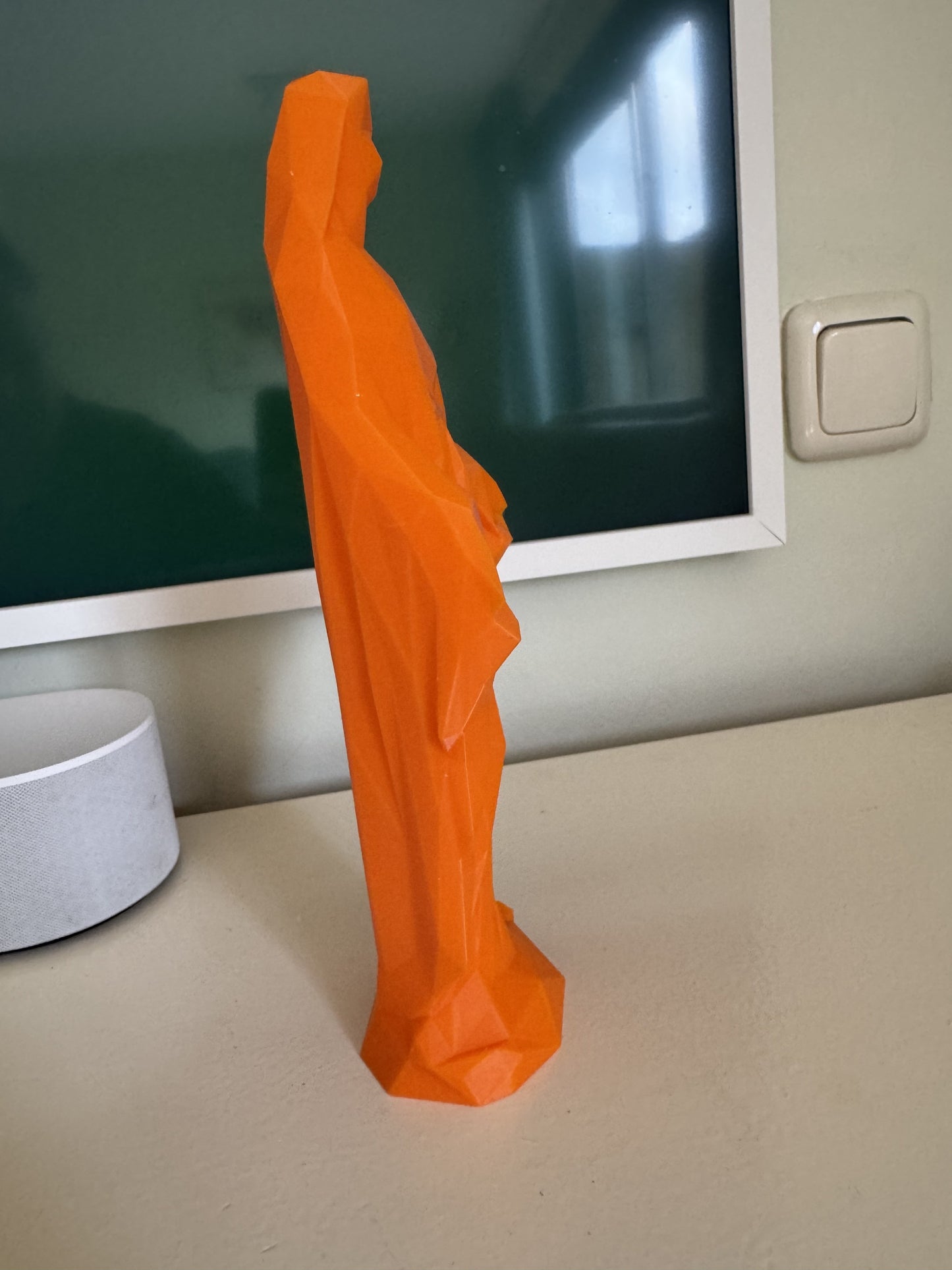 Maria Low Poly – Decoratief Beeldje | Oranje