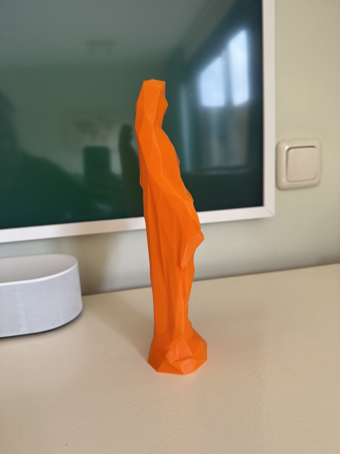 Maria Low Poly – Decoratief Beeldje | Oranje