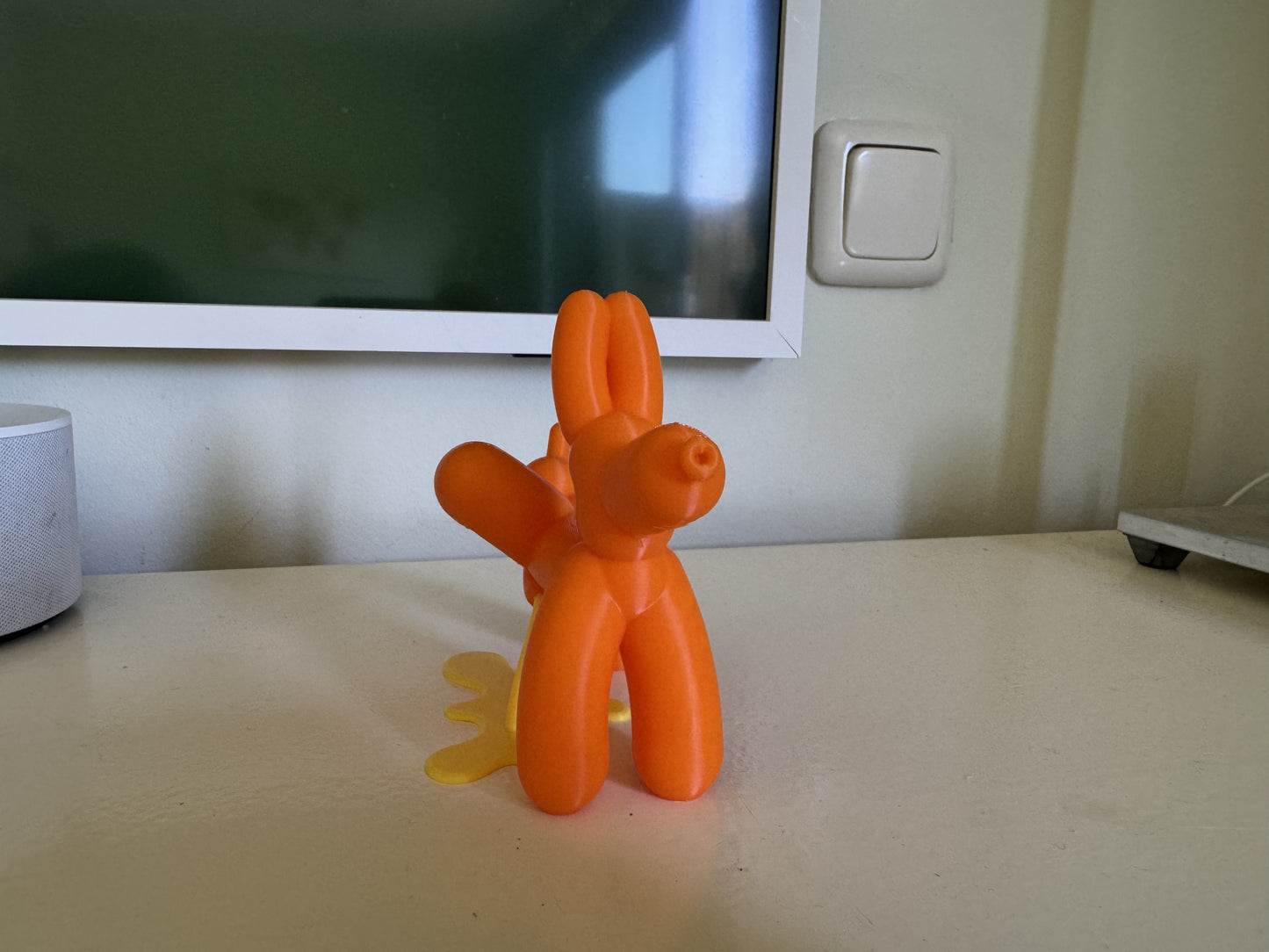 Plassende Ballonhond – Oranje