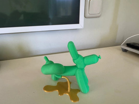 Peeing balloondog